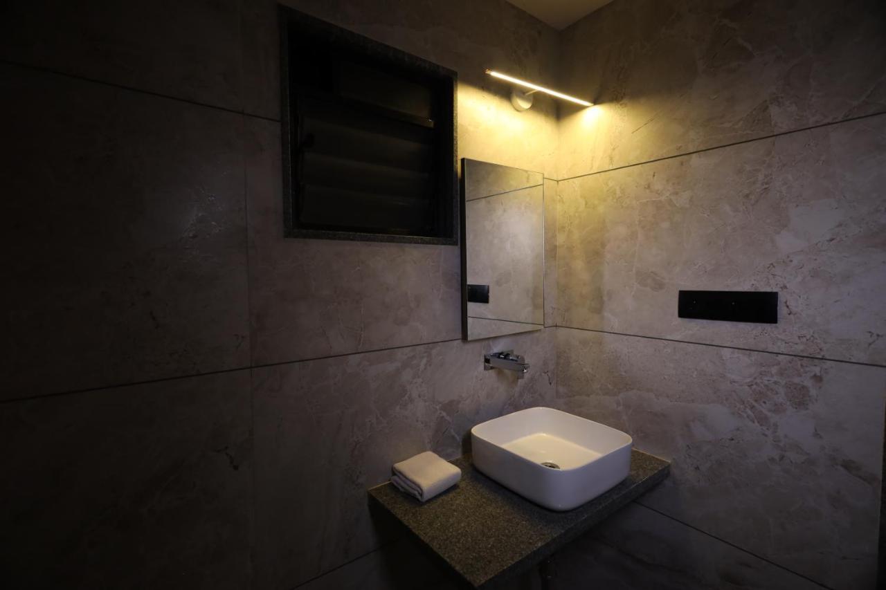 Lords Eco Inn Navsari Екстер'єр фото