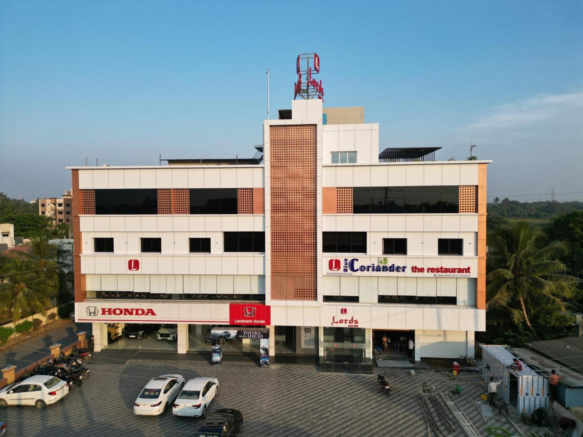 Lords Eco Inn Navsari Екстер'єр фото